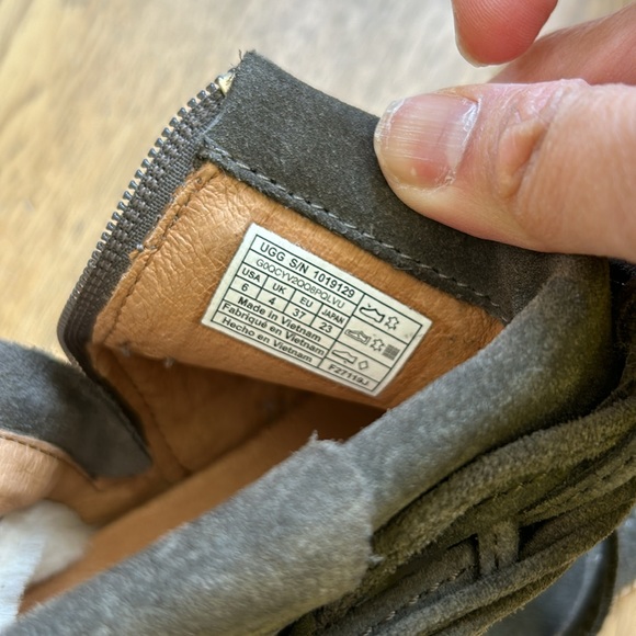 Reid Ugg boots. Worn once! - Picture 8 of 8